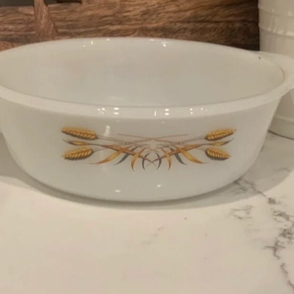 vintage casserole Anchor Hocking Fire King 
Milk Glass dish 1 1/2 quart